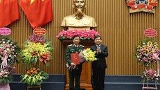 Viện trưởng Viện Kiểm sát nhân dân tối cao Lê Minh Trí trao quyết định và chúc mừng Thiếu tướng Tạ Quang Khải.