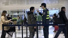 Kiểm tra thân nhiệt tại sân bay quốc tế Vũ Hán Vũ Hà. Ảnh: AP.