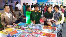 Khách tham quan đọc báo tại Hội Báo xuân Đà Nẵng 2020. Ảnh: Trần Lê Lâm/TTXVN