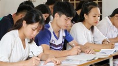 Học sinh trường THPT Tử Đà, huyện Phù Ninh, tỉnh Phú Thọ, trong giờ ôn tập trên lớp. (Ảnh: Trung Kiên/TTXVN)