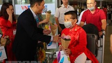 Tặng hoa, quà chúc mừng các vị khách đầu tiên đến xông đất Đà Nẵng bằng đường hàng không. (Ảnh: Trần Lê Lâm/TTXVN)