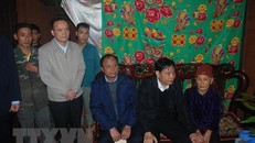 Bộ trưởng Nguyễn Xuân Cường tới thăm hỏi các gia đình bị thiệt hại do mưa đá tại xã Dương Quang, thành phố Bắc Kạn. (Ảnh: TTXVN phát)