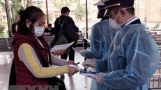 Tăng cường giám sát khách nhập cảnh. (Ảnh: TTXVN/Vietnam+)