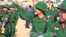 Các tân binh Hải Phòng hăng hái lên đường nhập ngũ năm 2017. Ảnh: Lâm Khánh/TTXVN