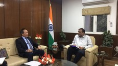 Thứ trưởng Bộ Công Thương Cao Quốc Hưng gặp Thứ trưởng Bộ Công Thương Ấn Độ Anup Wadhawan. (Ảnh: Huy Lê/Vietnam+)