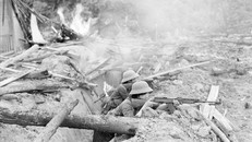 Các nữ chiến sĩ tự vệ Lâm trường Bản Phiệt, huyện Mường Khương, tỉnh Hoàng Liên Sơn (nay thuộc tỉnh Lào Cai) bám trụ chiến đấu, phối hợp với bộ đội địa phương đánh lui nhiều đợt tấn công của địch. Ảnh: Nguyễn Trân/TTXVN