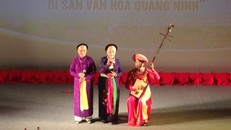 Nghệ nhân Lê Thị Lộc (người đánh đàn) trong một tiết mục hát nhà tơ, hát múa cửa đình. Ảnh: Long Vũ