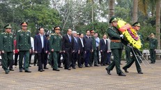 Phó Thủ tướng Thường trực Chính phủ Trương Hòa Bình cùng đoàn đại biểu dâng hương, hoa viếng các Anh hùng, liệt sỹ tại Nghĩa trang Liệt sỹ Quốc gia Vị Xuyên (ngày 5/1/2020). (Ảnh: Minh Tâm/TTXVN)