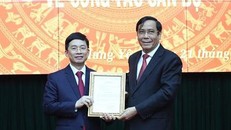 Phó Trưởng Ban Thường trực Ban Tổ chức Trung ương Nguyễn Thanh Bình, thừa ủy quyền của Ban Bí thư trao quyết định điều động, luân chuyển ông Nguyễn Duy Hưng. (Nguồn: VGP)