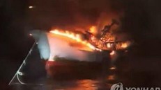 Hiện trường vụ cháy tàu cá. (Nguồn: Yonhap)