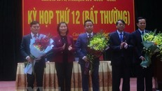 Lãnh đạo tỉnh Cao Bằng tặng hoa chúc mừng ông Lê Hải Hòa (đứng giữa). (Ảnh: Chu Hiệu/TTXVN)