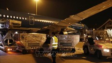 Những thùng hàng là thiết bị y tế viện trợ đầu tiên được dỡ xuống sau khi chuyên cơ của Vietnam Airlines vận chuyển an toàn tới Sân bay quốc tế Wattay vào lúc 0h10 sáng 4/4.