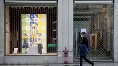 Người dân đeo khẩu trang để phòng tránh lây nhiễm COVID-19 tại Lisbon, Bồ Đào Nha, ngày 17/3/2020. (Nguồn: THX/TTXVN)