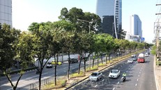 Tuyến đường Ratchadaphisek thường tắc nghẽn giao thông tại trung tâm thủ đô Bangkok của Thái Lan trở nên thông thoáng vào giờ cao điểm ngày cuối tuần do người dân hạn chế ra đường theo Sắc lệnh về tình trạng khẩn cấp. Ảnh minh họa: Ngọc Quang/PV TTXVN tại