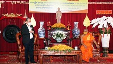 Phó Thủ tướng Thường trực Chính phủ Trương Hòa Bình chúc mừng các chư Tăng, Phật tử Nam tông và bà con Khmer nhân Tết cổ truyền Khmer Chol Chnam Thmay.