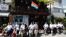 Du khách được trải nghiệm hành trình bằng xe Honda 67 - chiếc xe đã từng được các chiến sĩ Biệt động Sài Gòn trước đây sử dụng. Ảnh: Quang Định