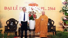 Ủy viên Bộ Chính trị, Phó Thủ tướng Thường trực Chính phủ Trương Hòa Bình (trái) tặng hoa chúc mừng Hòa thượng Thích Thiện Nhơn, Chủ tịch Hội đồng Trị sự, Giáo hội Phật giáo Việt Nam (phải) và các tăng ni, phật tử nhân Đại lễ Phật đản.