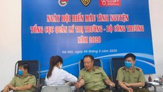 Tổng cục trưởng Tổng cục QLTT Trần Hữu Linh tham gia ngày hội hiến máu. Ảnh: Tuấn Linh