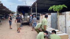 Lực lượng chức năng kiểm tra kho hàng trên đường Kênh 19/5, quận Tân Phú, TP. Hồ Chí Minh. 