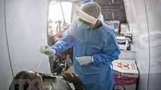 Nhân viên y tế lấy mẫu dịch xét nghiệm COVID-19 cho người dân tại Johannesburg, Nam Phi. (Ảnh: THX/TTXVN)