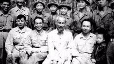 Bác Hồ chụp ảnh kỷ niệm với chiến sĩ Điện Biên mừng sinh nhật Bác (19/5/1954)