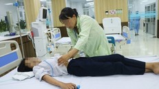 Nhiều học sinh có dấu hiệu ngộ độc phải nhập viện sau khi uống nước ngọt.