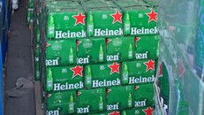 TP. Hồ Chí Minh tạm giữ hơn 12.000 sản phẩm sữa Ensure và bia Heineken nhập lậu