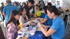 Thí sinh tìm hiểu thông tin tại gian hàng của các trường trong Ngày hội Tư vấn xét tuyển đại học, cao đẳng 2019 tại TP Hồ Chí Minh. Ảnh tư liệu: Thu Hoài/TTXVN