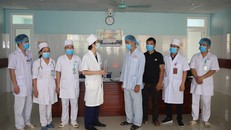 Đại diện lãnh đạo Bệnh viện trao giấy ra viện cho bệnh nhân.