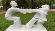 Trả nguyên trạng cho những bức tượng bị sơn màu sặc sỡ tại Công viên Thống Nhất