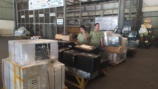 Lực lượng QLTT tiến hành khám đồ vật đối với lô hàng hóa có vận đơn số 738.4744-6512.