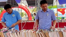 Độc giả tham gia Hội chợ Sách xuyên Việt 2020. (Ảnh: Mai Trang/TTXVN)
