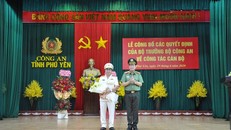 Thiếu tướng Lê Tấn Tới, Thứ trưởng Bộ Công an trao quyết định cho Đại tá Phan Thanh Tám. (Ảnh: CTV)