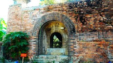 Chiếc cổng nhỏ này từng là nơi dùng đặt đại bác phòng thủ thời nhà Nguyễn.