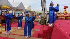 Nghi thức tế lễ, dâng hương.