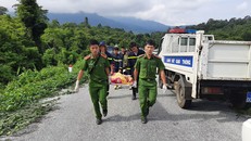 Lực lượng cứu hộ đưa người bị thương đi cấp cứu
