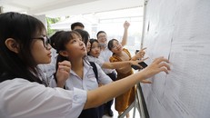 Thí sinh TP.HCM coi điểm thi vào lớp 10 sáng 27-7 - Ảnh: NHƯ HÙNG