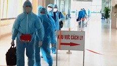 Đoàn công dân từ Guinea Xích Đạo về nước cách ly tại Bệnh viện Bệnh Nhiệt đới Trung ương. (Ảnh: PV/Vietnam+)