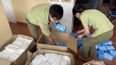 Kiểm đếm và tạm giữ khẩu trang. Ảnh: Vũ Huy Hải