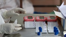 Xét nghiệm phục vụ phòng dịch COVID-19. Ảnh: LP