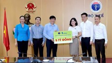 Bà Nguyễn Thị Hà - Tổng giám đốc Công ty VitaDairy trao 5 tỉ đồng cho đại diện Bộ Y tế - GS-TS Nguyễn Thanh Long - quyền Bộ trưởng Bộ Y tế.