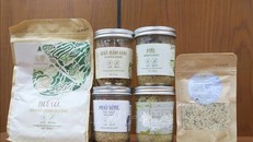 Các sản phẩm của Công ty TNHH Hai thành viên Lối sống mới bị Ban Quản lý An toàn thực phẩm Thành phố Hồ Chí Minh thu hồi. (Ảnh: Đinh Hằng/TTXVN).