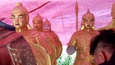 Những bức tượng gây xôn xao dư luận. Ảnh: dantri.com.vn