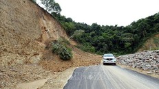 Đoạn đường sạt lở tại Lèng-Mường Phăng (Điện Biên) khiến các xe khó khăn khi di chuyển qua. Ảnh: Phan Tuấn Anh/TTXVN.