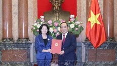 Phó Chủ tịch nước Đặng Thị Ngọc Thịnh trao quyết định điều động, phân công công tác, bổ nhiệm ông Lê Khánh Hải, Thứ trưởng Bộ Văn hóa, Thể thao và Du lịch làm Phó Chủ nhiệm Văn phòng Chủ tịch nước. Ảnh: Phương Hoa/TTXVN