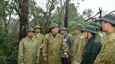 Phó thủ tướng Trịnh Đình Dũng (giữa) tại huyện Phong Điền, Thừa Thiên Huế, chiều 13/10. Ảnh: VGP/Nhật Bắc