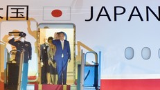 Thủ tướng Nhật Bản Suga Yoshihide tới sân bay Nội Bài, bắt đầu chuyến thăm chính thức Việt Nam. Ảnh: VGP/Nhật Bắc