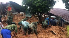 Lực lượng cứu hộ đang gấp rút tìm kiếm những thi thể cuối cùng.