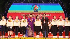 Chủ tịch Quốc hội Nguyễn Thị Kim Ngân và Trưởng Ban Tổ chức Trung ương Phạm Minh Chính tặng Bằng khen cho các đại biểu cháu ngoan Bác Hồ tại Đại hội. Ảnh: Trọng Đức/TTXVN.