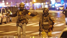 Cảnh sát đặc nhiệm Áo gác trên đường phố ở thủ đô Vienna sau loạt vụ xả súng. (Ảnh: THX/TTXVN)